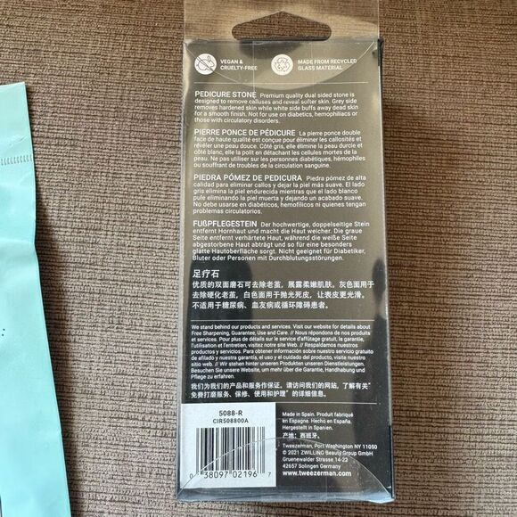 Set of 6 health and beauty items: tanning glove, pedicure stone makeup brushes - Picture 4 of 5